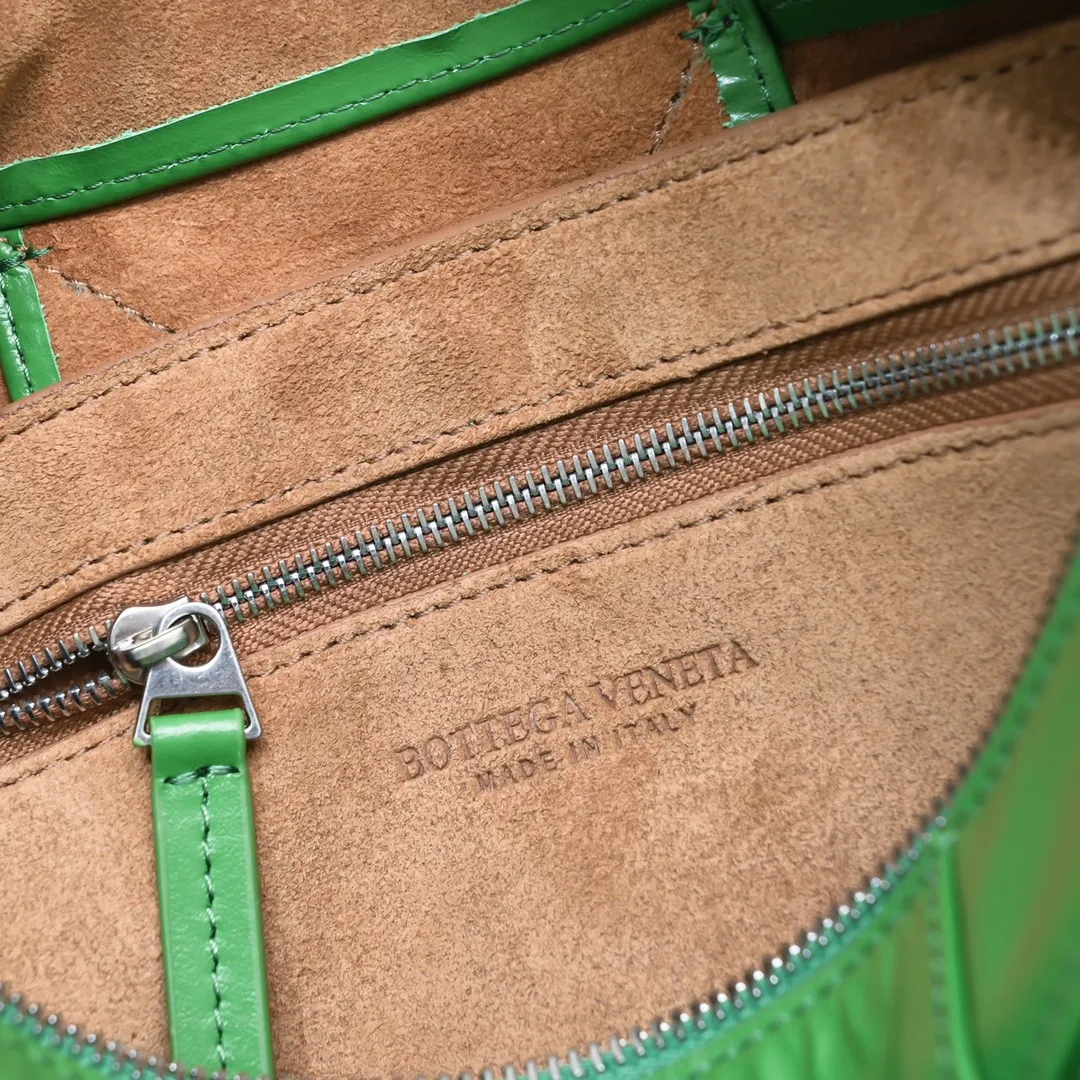 Batch 1920 BV 2023 Early Spring Series Classic Imagination @INTO1 Mika wore the 2023 Early Spring Series and appeared on the cover of the January 2023 issue of "Figaro Homme". Interpret the new Arco camera bag to express your individual style. The retro style of classic woven wax leather is really amazing, and the natural wrinkle texture makes each bag unique. Really, every time I see someone carrying it on the road, I can’t help but turn around and take a few more glances. ✅The bag is lightweight, the capacity is impressive, and it can be packed very well. ✅Retro oil wax leather, versatile in style and can hide scratches ✅Super strong design but low-key enough🙈 Style number: 9982# Size: 28*18*9
